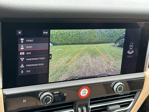 Certified 2025 Porsche Macan AWD/4WD image 23