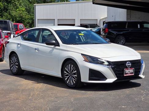 Used 2024 Nissan Altima 2.5 SV FWD image 3