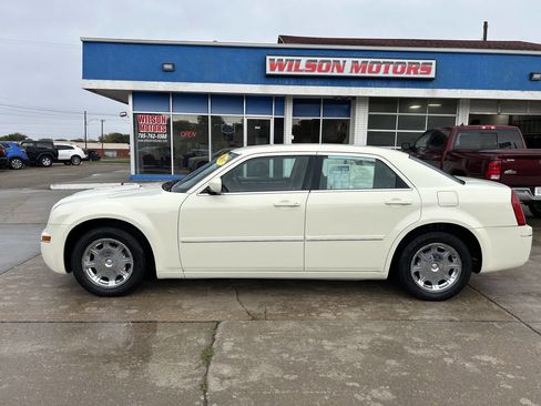 Used 2005 Chrysler 300 Touring image 5