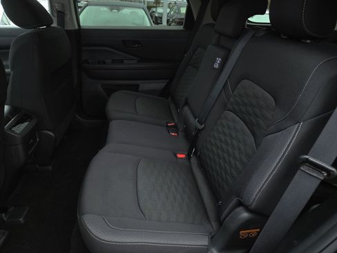 Used 2024 Nissan Pathfinder SV image 11