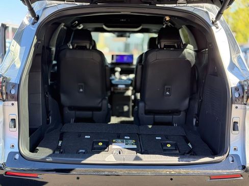 Used 2025 Toyota Sienna Platinum AWD/4WD image 11