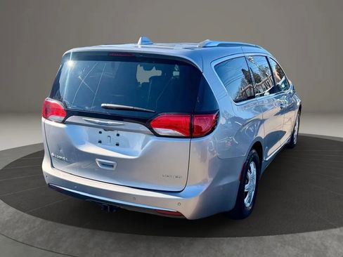 Used 2017 Chrysler Pacifica Limited w/ UConnect Theater Package image 4