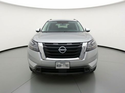 Used 2025 Nissan Pathfinder SV image 2