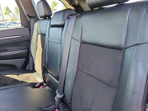 Used 2019 Jeep Grand Cherokee Laredo w/ Security & Convenience Group image 18