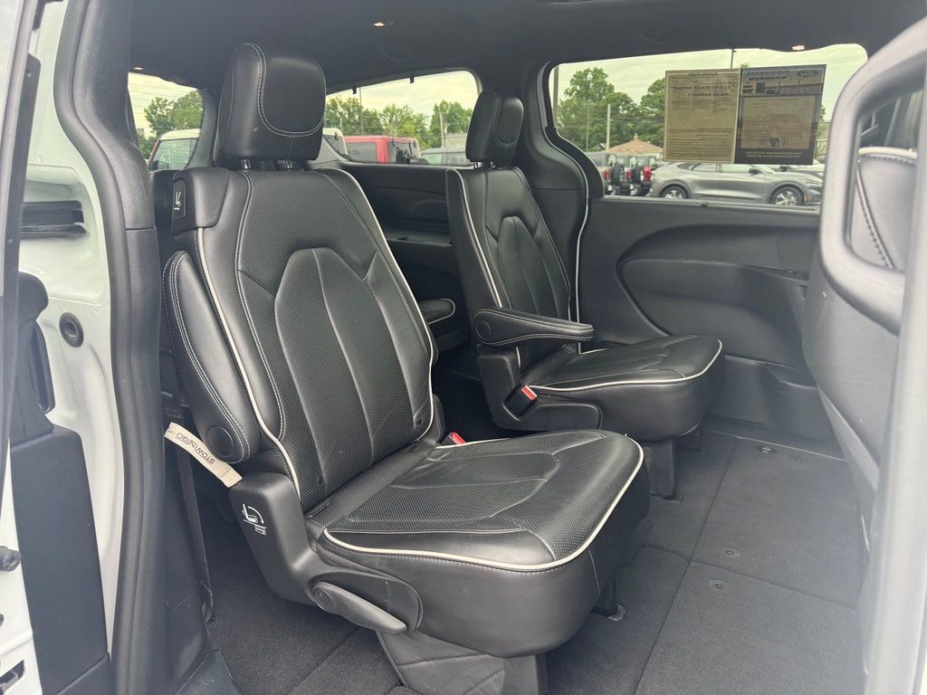 Used 2025 Chrysler Pacifica Limited FWD image 19