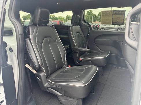 Used 2025 Chrysler Pacifica Limited FWD image 19