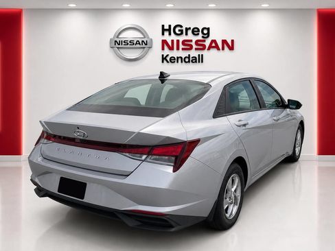 Used 2022 Hyundai Elantra SE FWD image 4