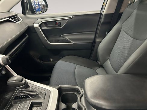 Used 2019 Toyota RAV4 LE image 15