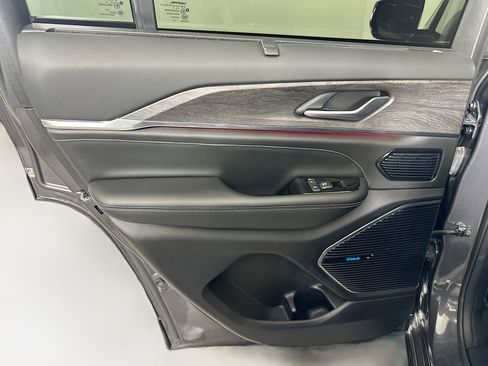 Used 2023 Jeep Grand Cherokee Overland w/ Luxury Tech Group IV image 28