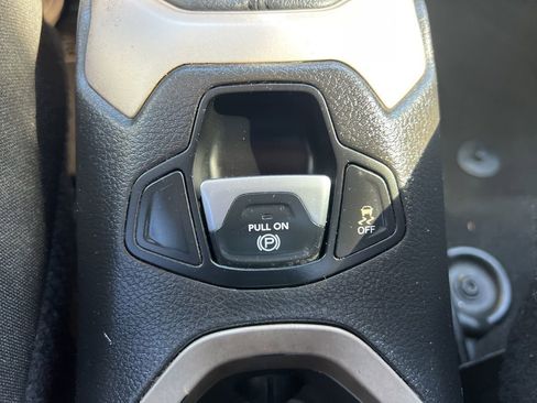 Used 2017 Jeep Renegade Latitude image 26