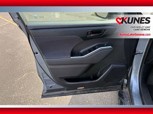 Used 2023 Toyota Highlander L image 17