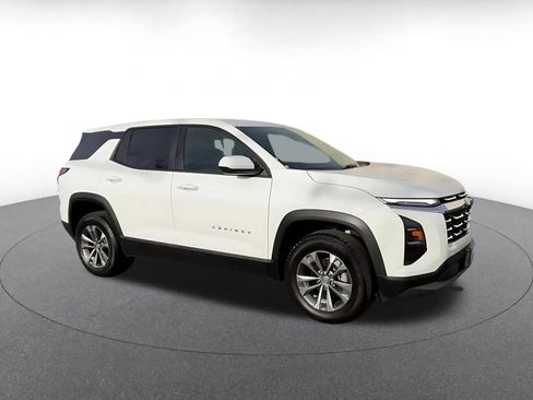Used 2025 Chevrolet Equinox LT AWD/4WD image 2