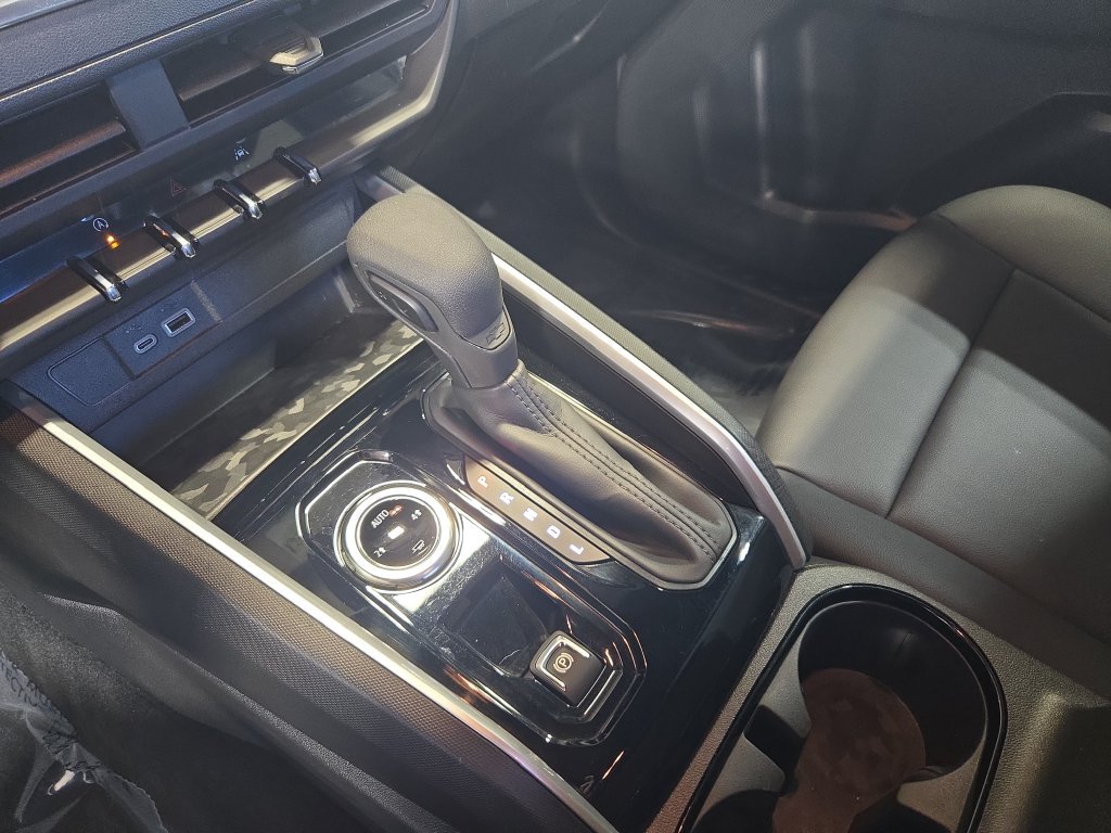 Used 2024 Chevrolet Colorado W/T AWD/4WD image 27