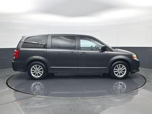 Used 2020 Dodge Grand Caravan SE image 4