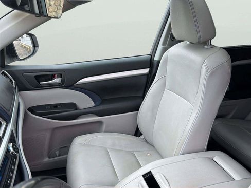 Used 2017 Toyota Highlander XLE AWD/4WD image 13