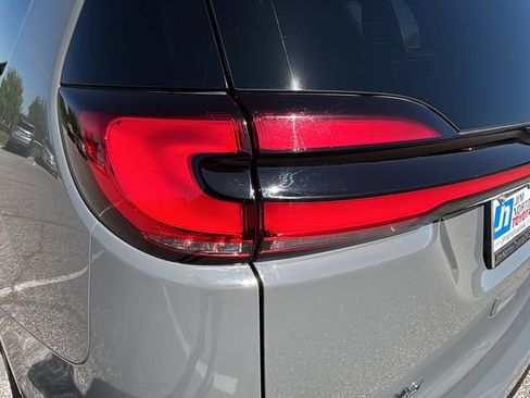 Used 2025 Chrysler Pacifica Limited FWD image 27