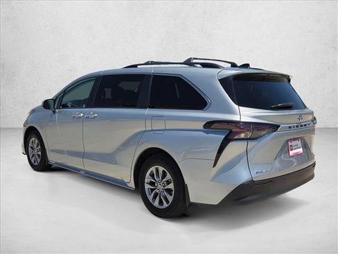 Used 2025 Toyota Sienna XLE AWD/4WD image 7