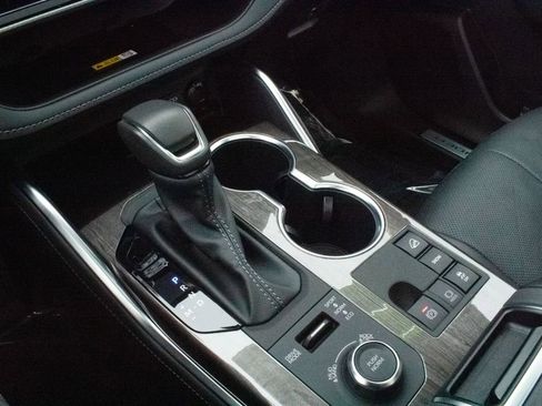 Used 2024 Toyota Highlander Limited image 30