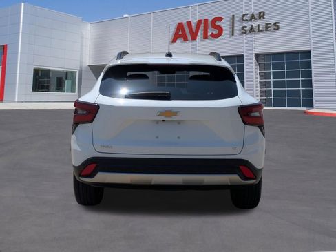 Used 2025 Chevrolet Trax LT w/ LT Convenience Package FWD image 3