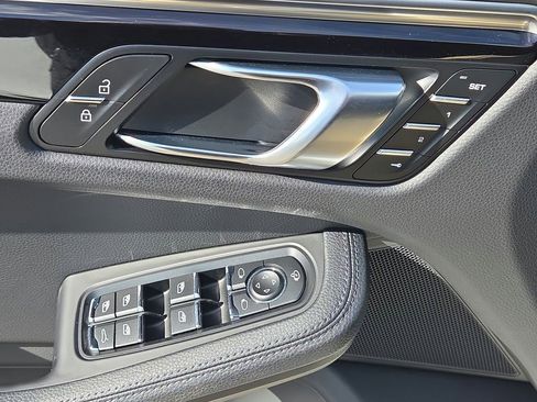 Certified 2022 Porsche Macan AWD/4WD image 7