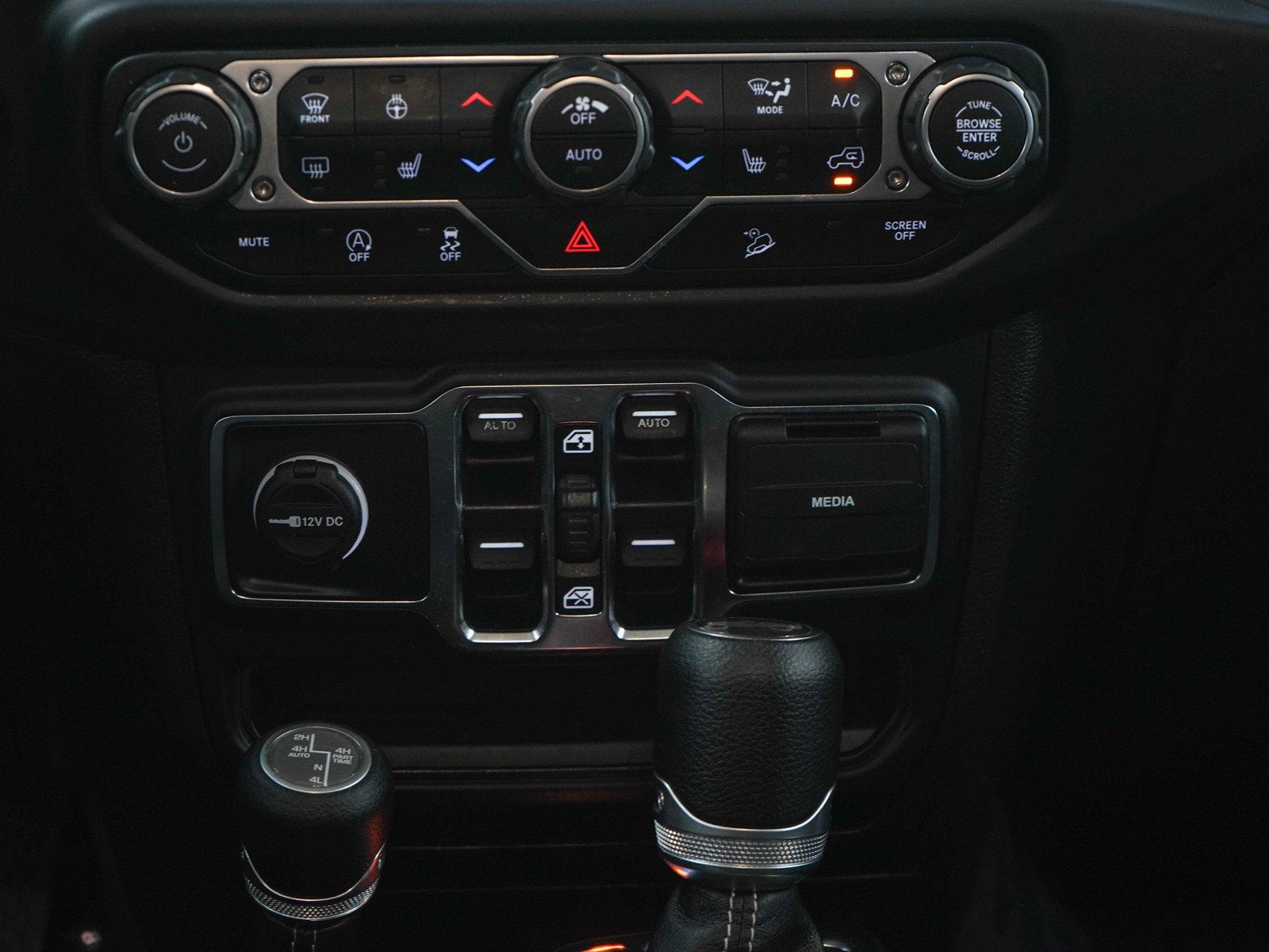 Used 2019 Jeep Wrangler Unlimited Sahara w/ Uconnect 4C Nav & Sound Group AWD/4WD image 18