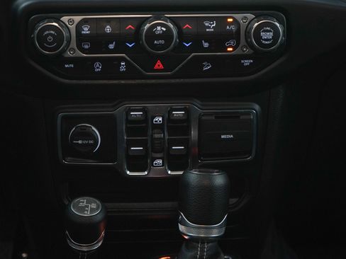 Used 2019 Jeep Wrangler Unlimited Sahara w/ Uconnect 4C Nav & Sound Group AWD/4WD image 18