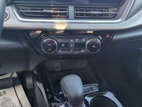 Used 2025 Chevrolet Trax LT w/ LT Convenience Package image 17