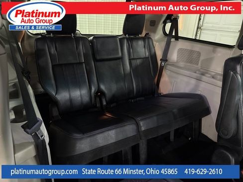 Used 2013 Chrysler Town & Country Touring image 33