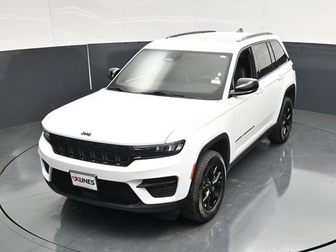 Used 2025 Jeep Grand Cherokee Altitude AWD/4WD image 47