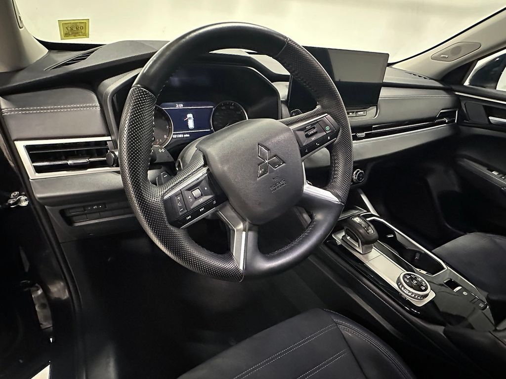 Used 2025 Mitsubishi Outlander AWD image 23