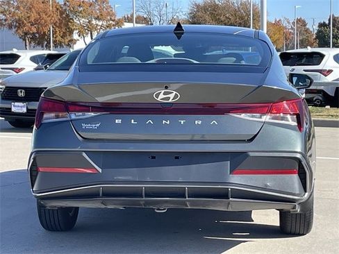 Used 2024 Hyundai Elantra SE image 5