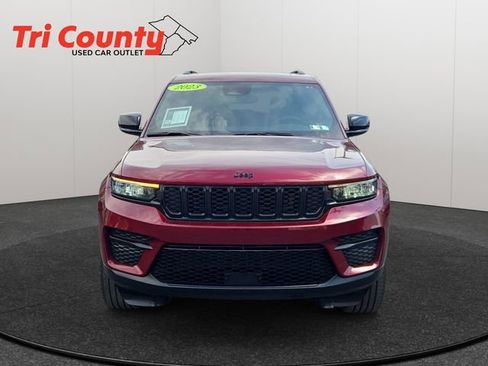 Used 2023 Jeep Grand Cherokee Altitude AWD/4WD image 2