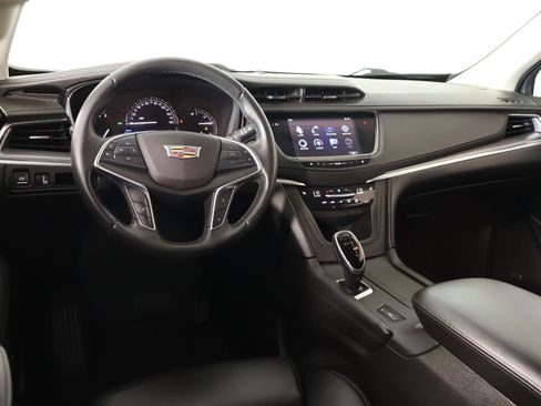 Used 2017 Cadillac XT5 Luxury FWD image 2