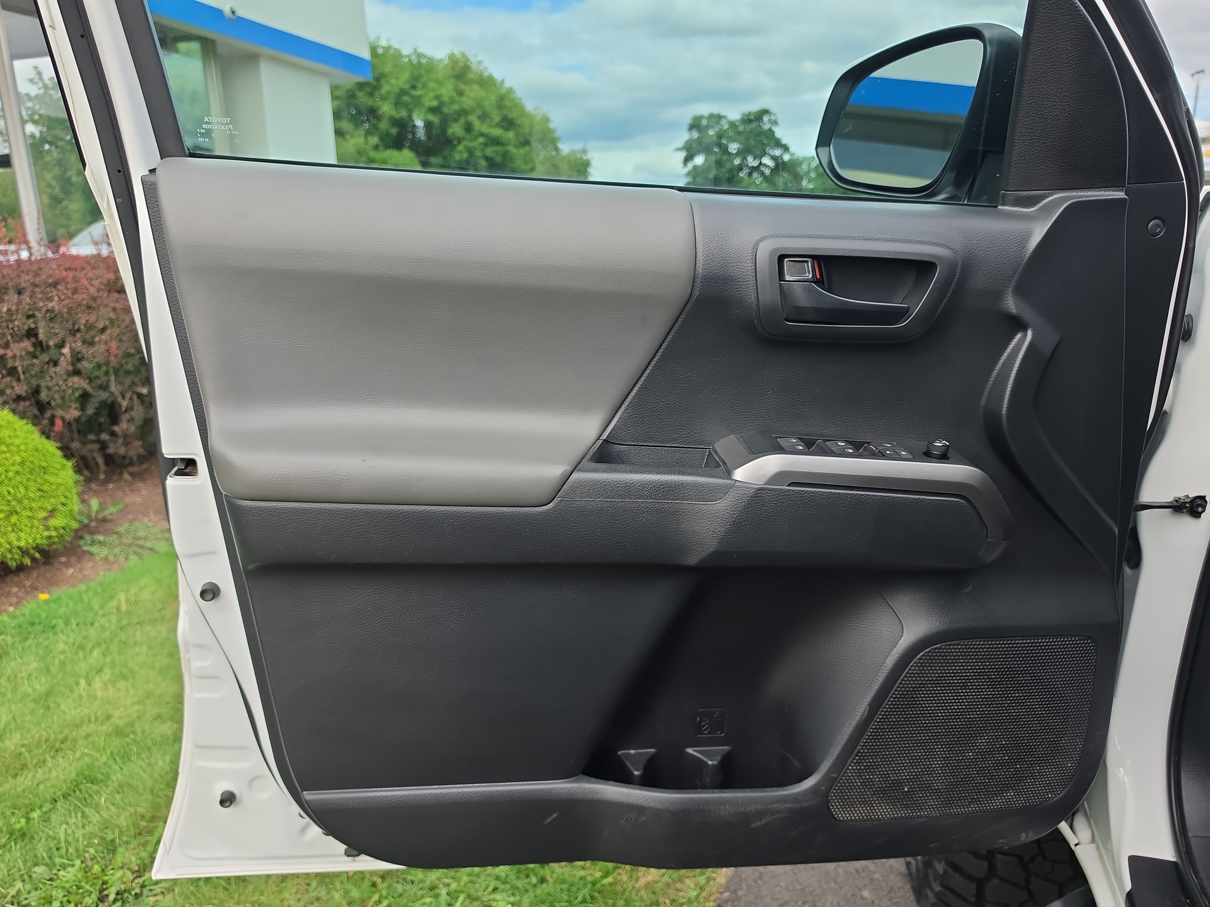 Used 2022 Toyota Tacoma SR5 w/ Technology Package AWD/4WD image 15