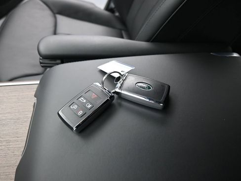 Used 2025 Land Rover Range Rover SE image 14