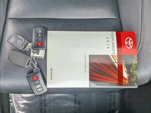 Used 2019 Toyota Highlander XLE image 25