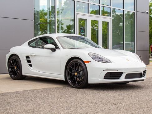Used 2025 Porsche 718 Cayman w/ Sport Chrono Package image 3