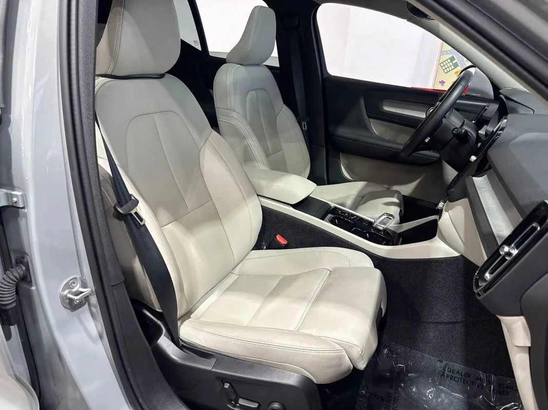 Used 2024 Volvo XC40 B5 Plus AWD/4WD image 93