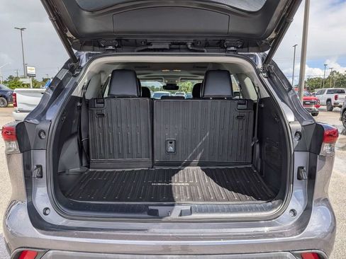 Used 2023 Toyota Highlander XLE FWD image 13