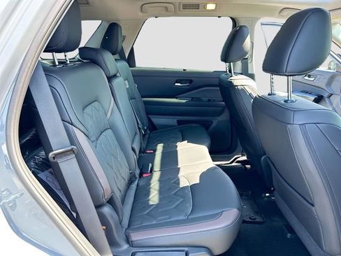 New 2026 Nissan Pathfinder Platinum FWD image 24