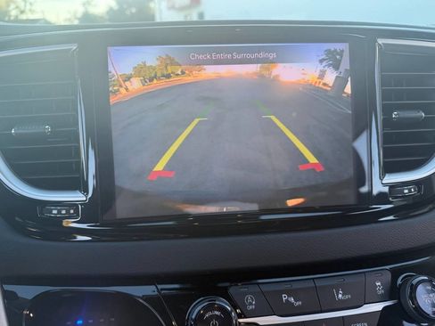 Used 2023 Chrysler Pacifica Touring-L image 18