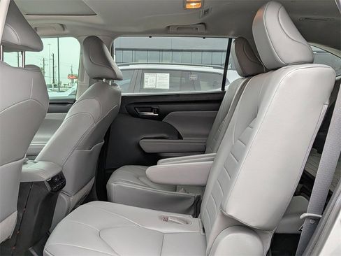 Used 2021 Toyota Highlander XLE image 25