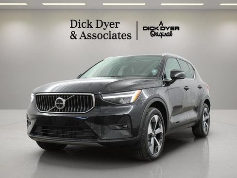 Used 2024 Volvo XC40 B5 Plus AWD/4WD image 5