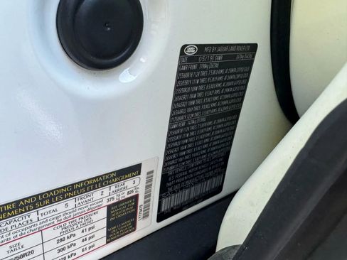 Used 2018 Land Rover Range Rover Velar R-Dynamic SE image 37