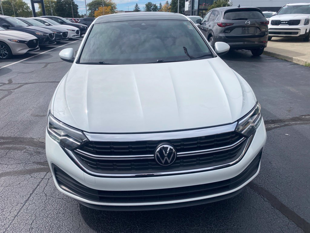 Used 2024 Volkswagen Jetta SE w/ Panoramic Sunroof Package FWD image 3