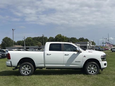 New 2026 RAM 2500 Laramie AWD/4WD image 4