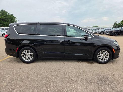 Used 2025 Chrysler Pacifica Select FWD image 2