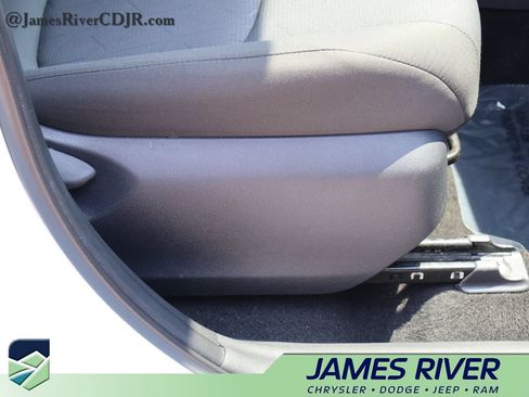 Used 2025 Toyota RAV4 XLE AWD/4WD image 9