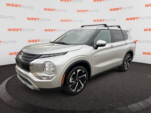 Used 2023 Mitsubishi Outlander SE image 1