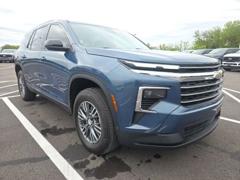 Used 2024 Chevrolet Traverse LT w/ LPO, Floor Liner Package FWD image 1
